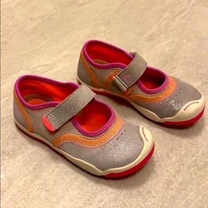 Plae shoes -sz 10. Barely worn. Machine washable.